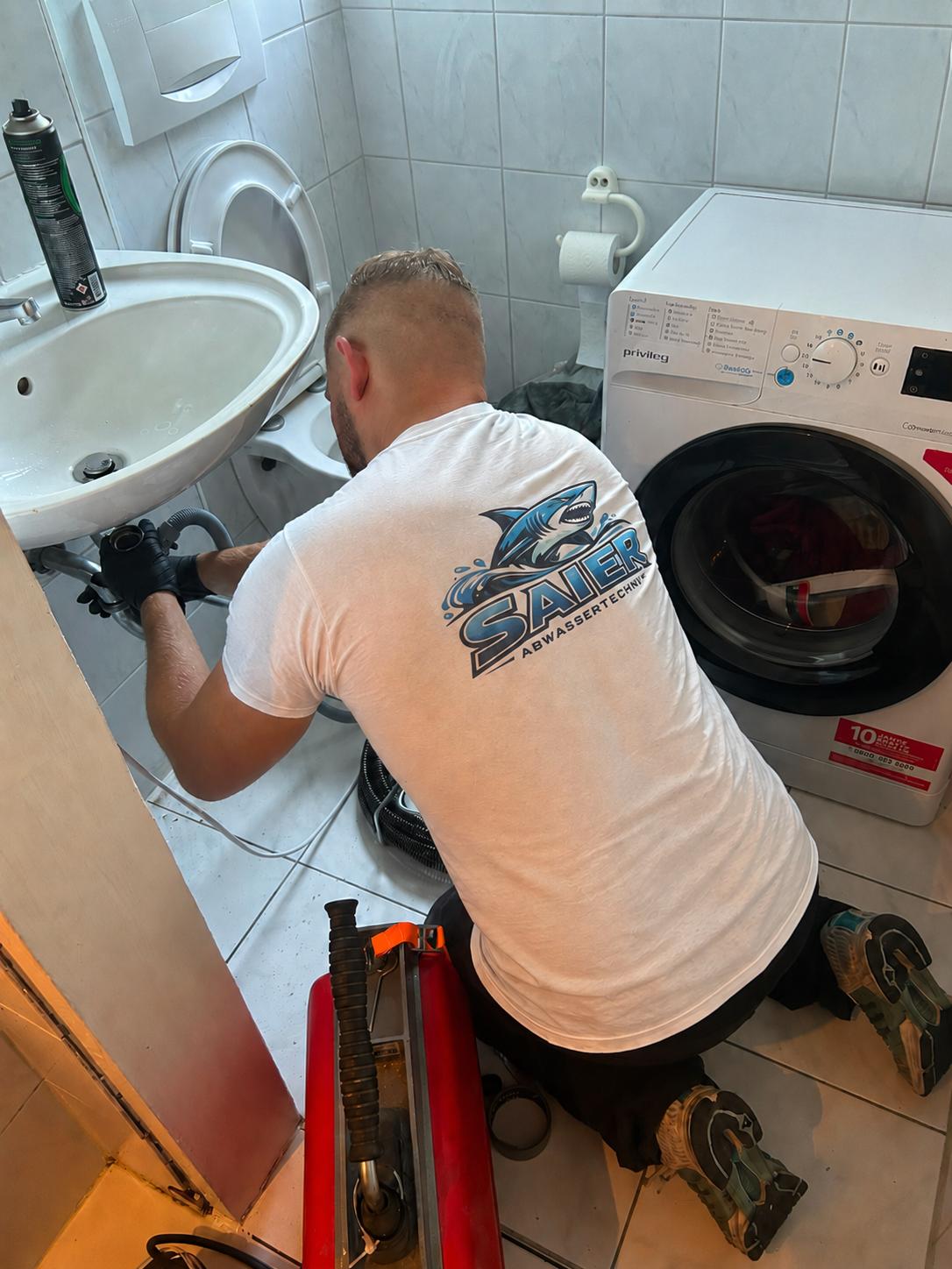 Abflussreinigung im Badezimmer mit Rohrreinigungsspirale
