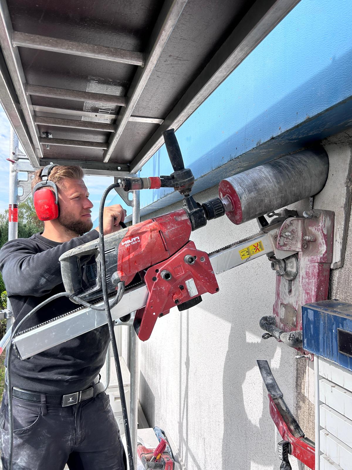Arbeit mit professioneller Bohrtechnik